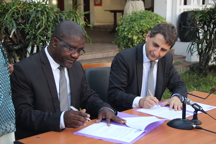 image Coopération interparlementaire:  Signature d'un mémorandum avec le groupe parlementaire France-Comores